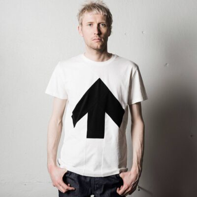 meeste UP-SHIRT valge musta noolega by Reet Aus