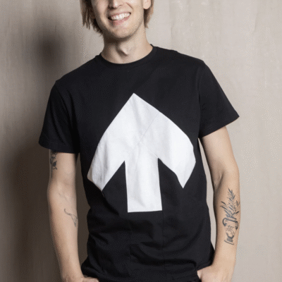 meeste UP-SHIRT must valge noolega by Reet Aus