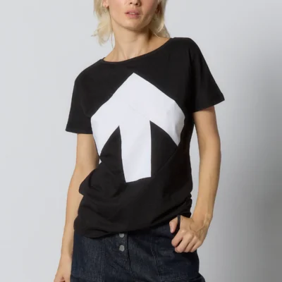 naiste UP-SHIRT must valge noolega by Reet Aus