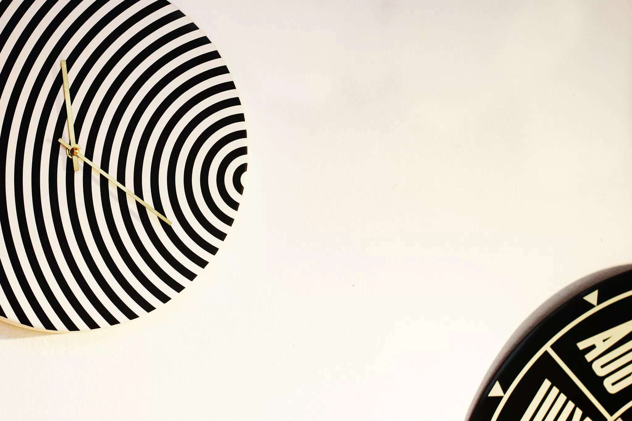 optiline seinakell by Harri Ehrlich