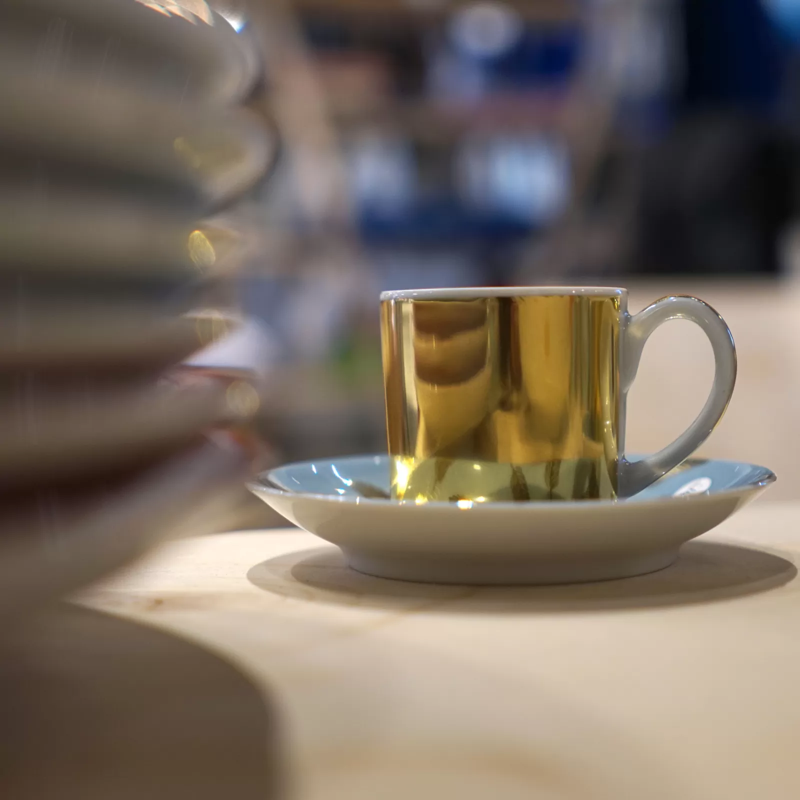 kuldne espressotass alustassiga SULED by Liisu Arro