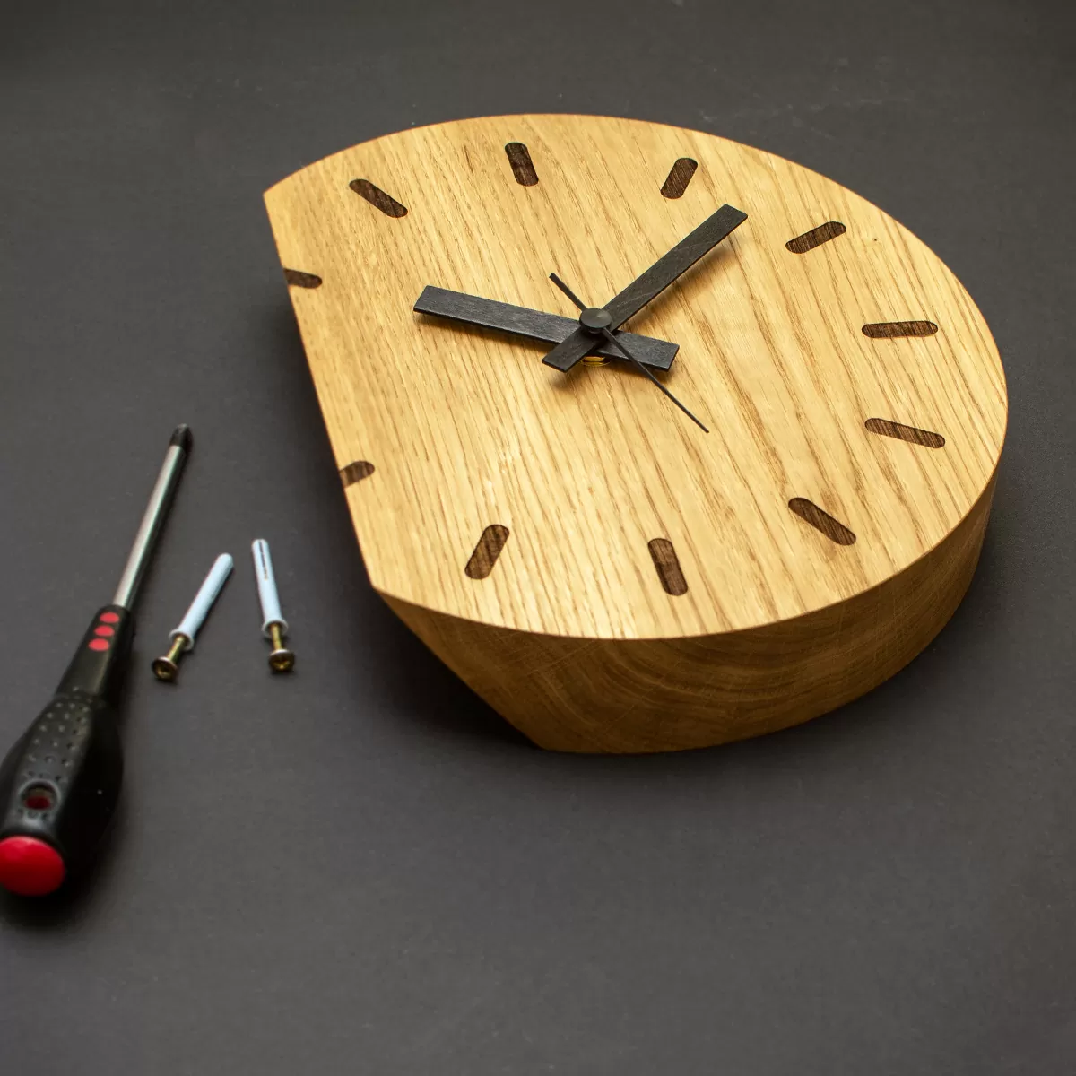 seinakell ÜLE POOLE KELLA by Ragin