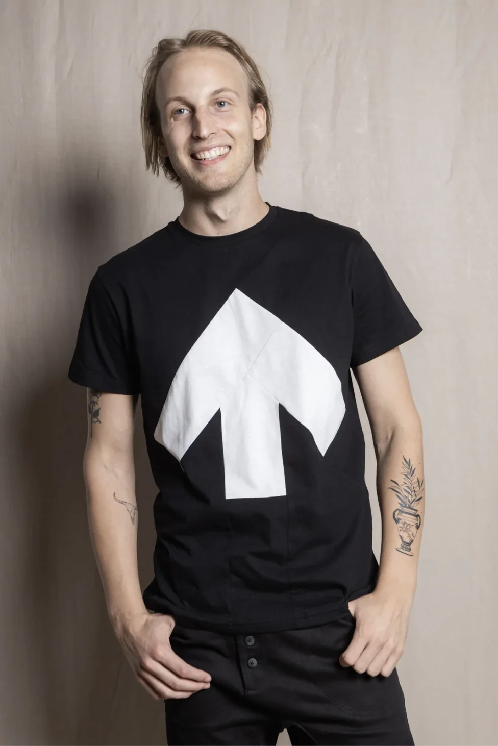 men´s Up-shirt BLACK with WHITE ARROW by Reet Aus
