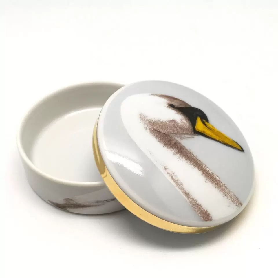 porcelain box THE SWAN by Liisu Arro