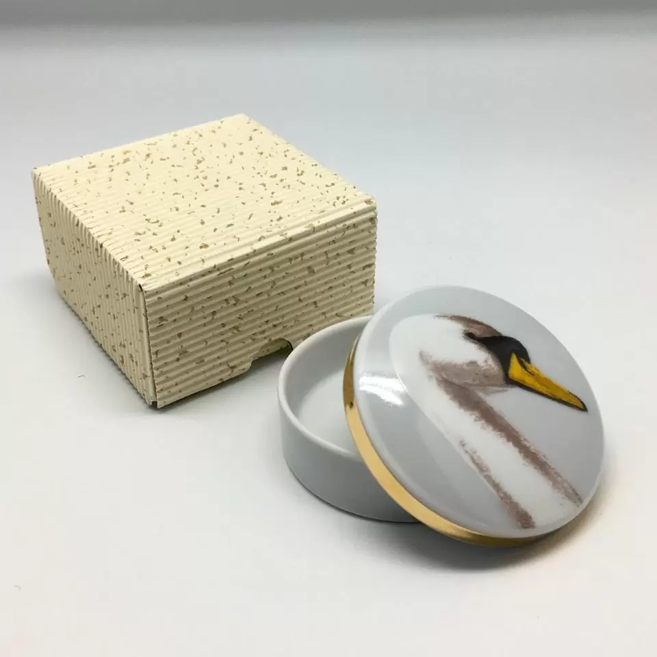 porcelain box THE SWAN by Liisu Arro
