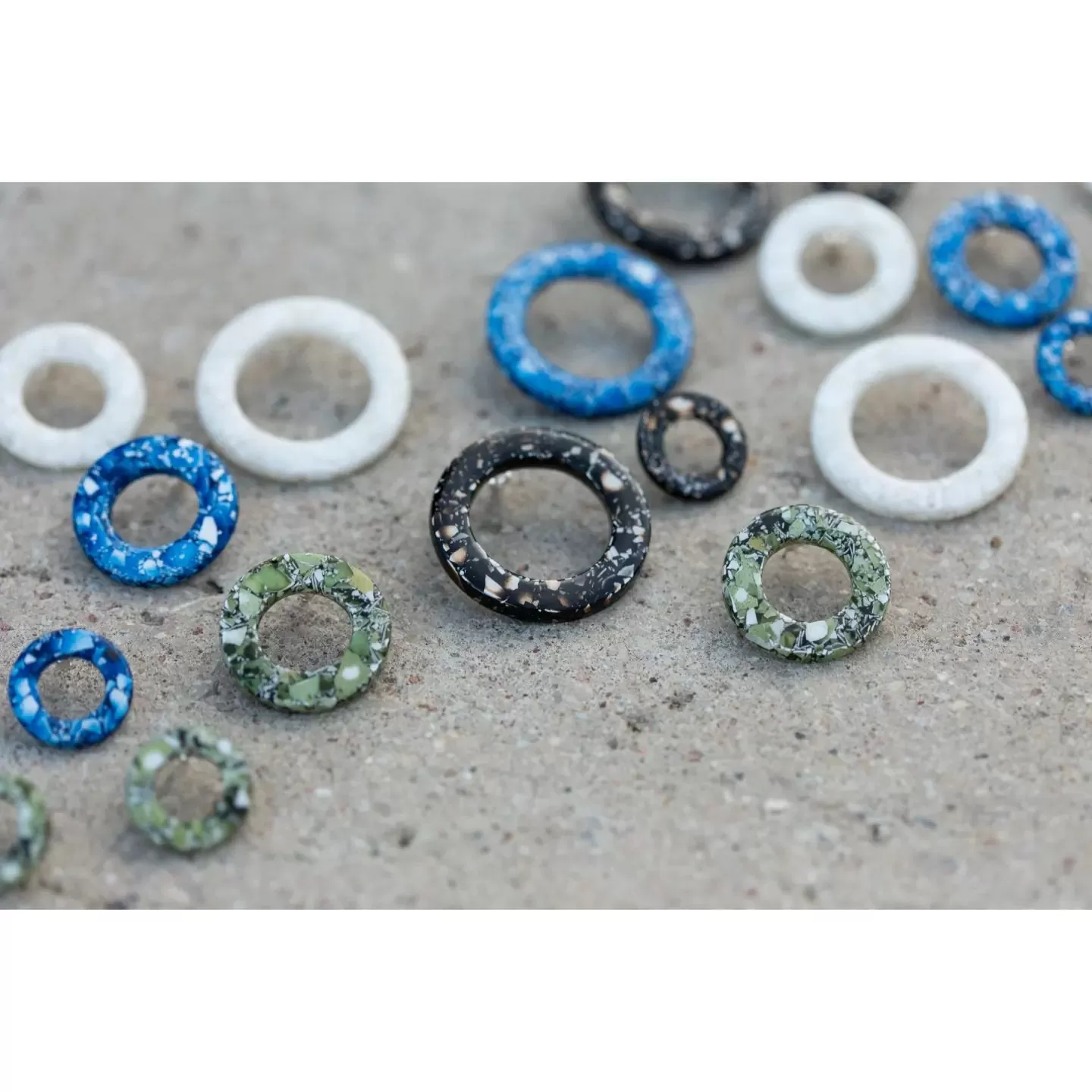 kõrvarõngad SCRAMBLED EGG RING by Laura Saks